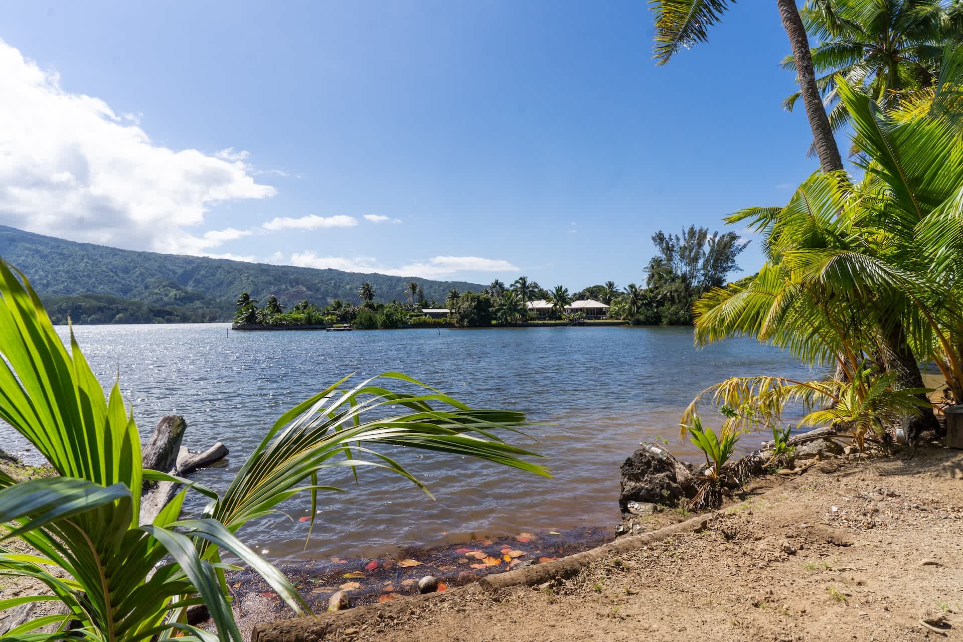 Le lagon depuis la rive de Komako, montagnes en face