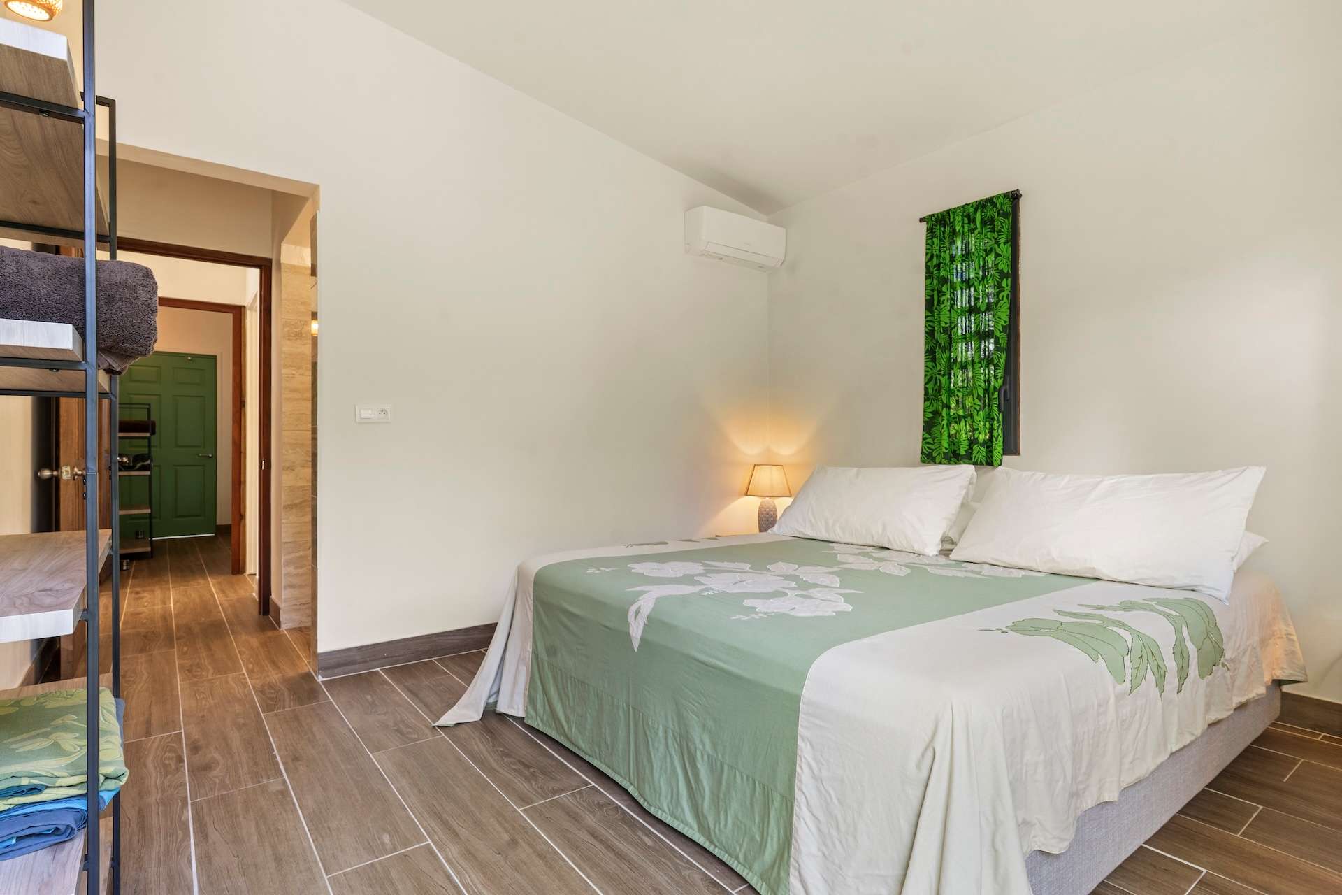 Komako, Kingsize-Schlafzimmer mit grüner Tagesdecke, Klimaanlage, Flur zum Bad